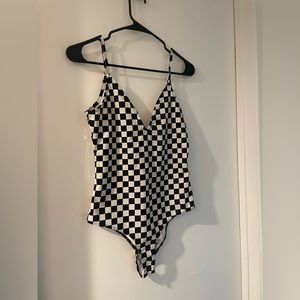BELLA Sleeveless Black & White Checkered V-Neck Bodysuit SIZE MEDIUM